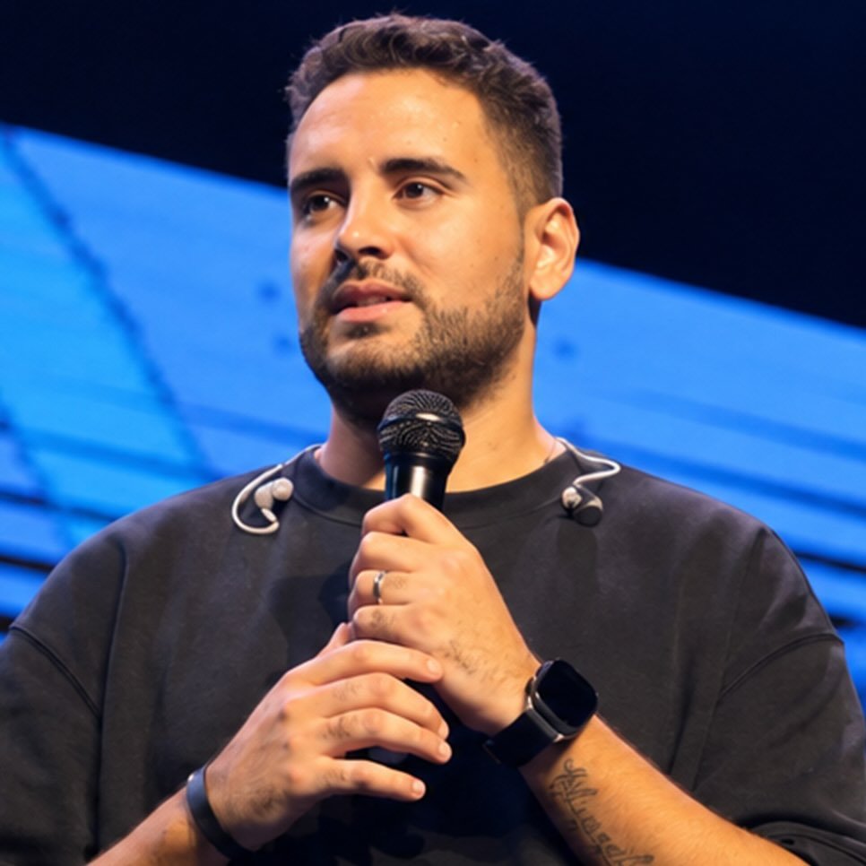 Lucas Oliveira falando no palco
